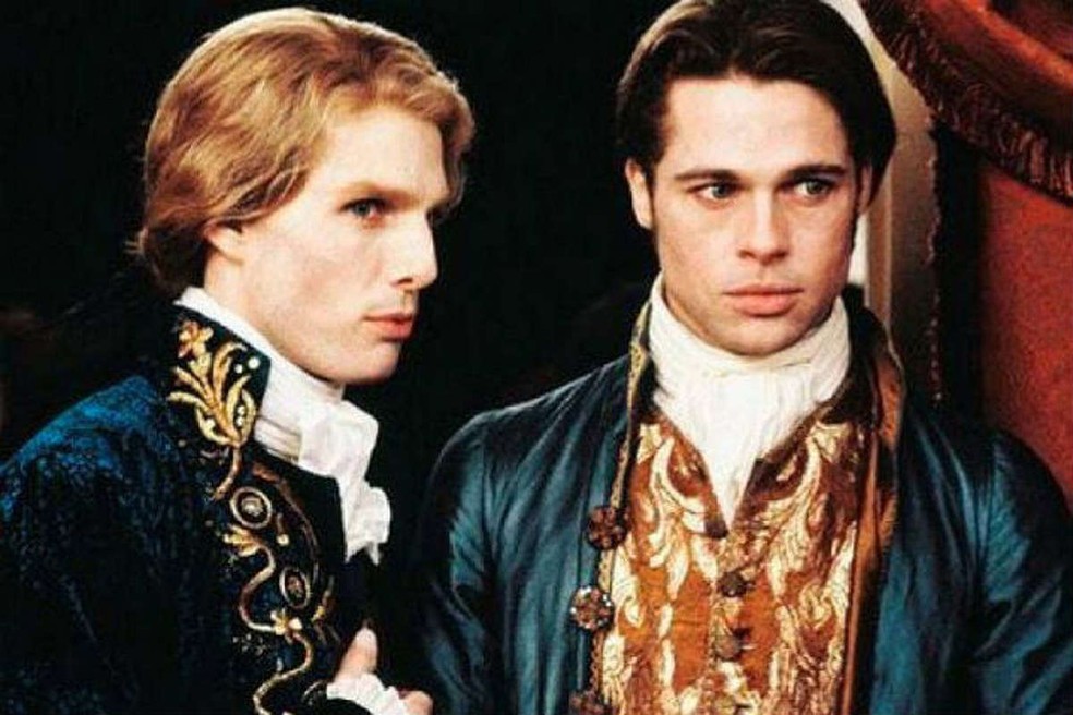Lestat de Lioncourt (Tom Cruise) e Louis Pointe du Lac (Brad Pitt) na adaptação do romance de terror de Anne Rice, 'Entrevista Com o Vampiro' (1994). — Foto: Warner Bros. Studios