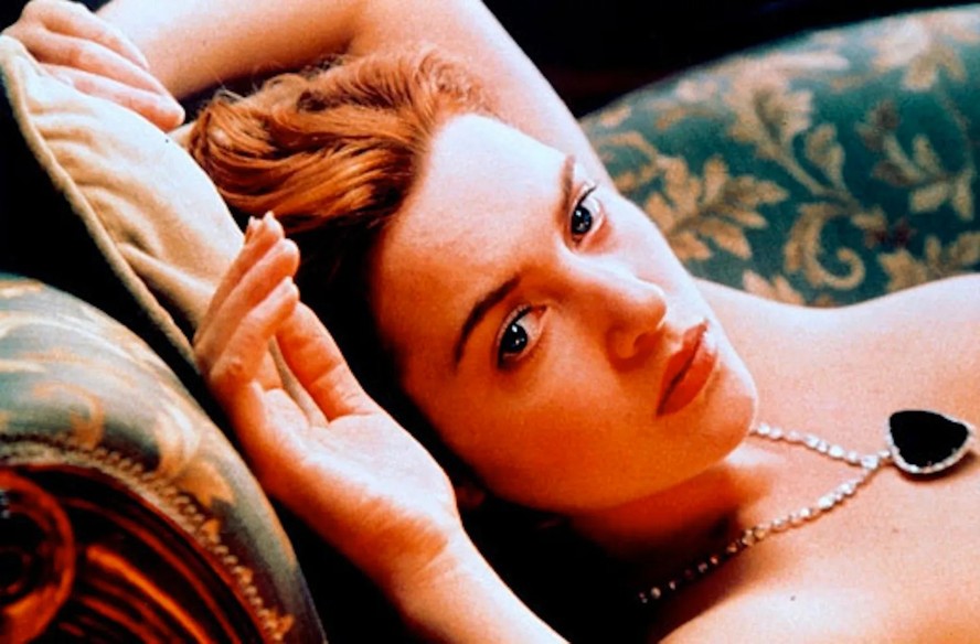 Kate Winslet em cena icônica de 'Titanic'