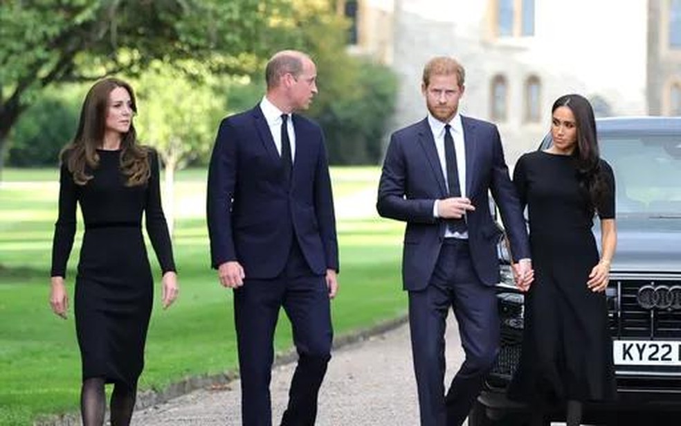 Internautas flagram toque de Harry para Meghan não quebrar protocolo em reunião histórica com William e Kate — Foto: Monet