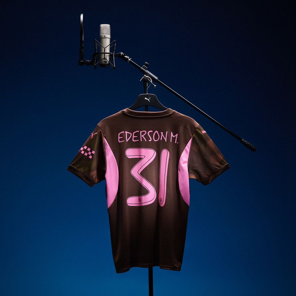 Nova camisa do Manchester City com fonte criada por Noel Gallagher — Foto: Reprodução/Instagram