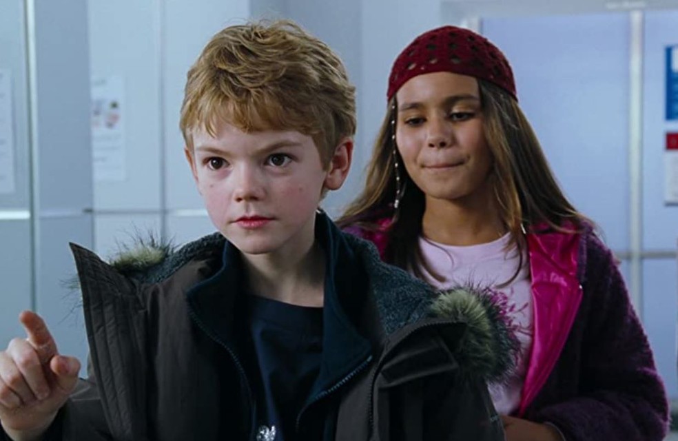 Thomas Brodie-Sangster e Olivia Olson em cena de 'Simplesmente Amor' (2003) — Foto: Reprodução