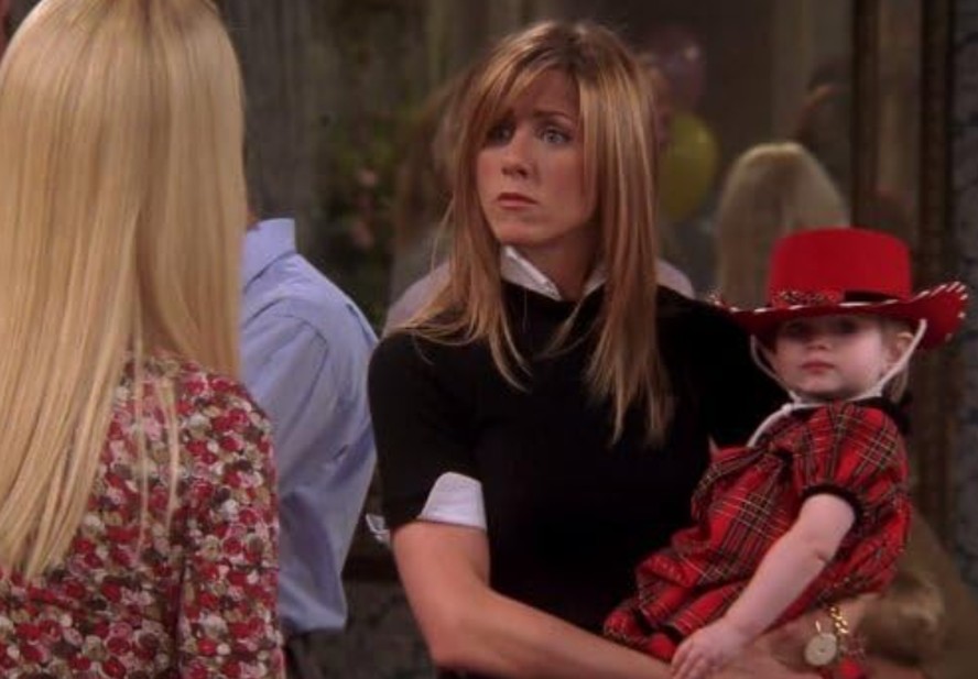 Noelle ou Cali Sheldon (nunca saberemos) com Jennifer Aniston em cena de 'Friends'