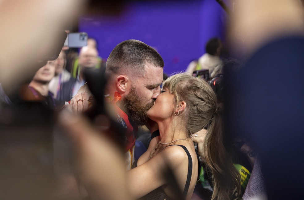 Travis Kelce e Taylor Swift se beijam na comemoração do Super Bowl vencido pelo Kansas City Chiefs — Foto: Getty Images