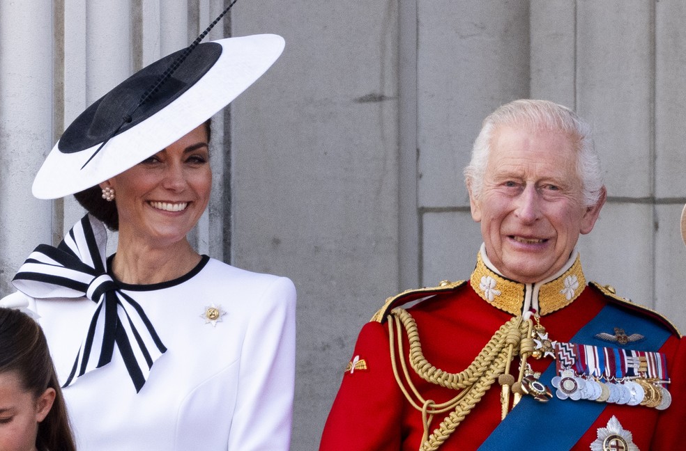 Kate Middleton e o rei Charles III lado a lado na varanda do Palácio de Buckingham durante o Trooping the Colour 2024 — Foto: Getty Images