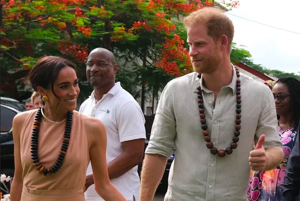 O Príncipe Harry e a atriz e Duquesa Meghan Markle durante viagem à Nigéria — Foto: Getty Images