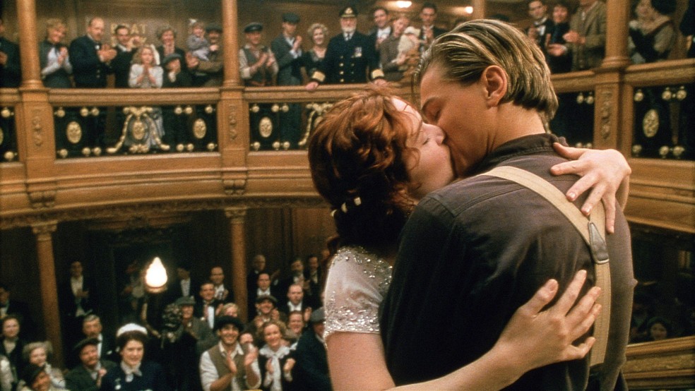 Kate Winslet e Leonardo DiCaprio em cena final de 'Titanic' — Foto: Divulgação