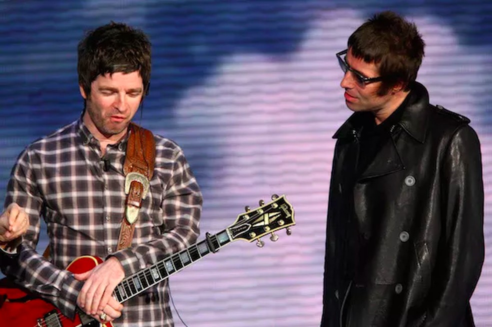 Os irmãos Noel Gallagher e Liam Gallagher na época em que o Oasis ainda estava na ativa — Foto: Getty Images