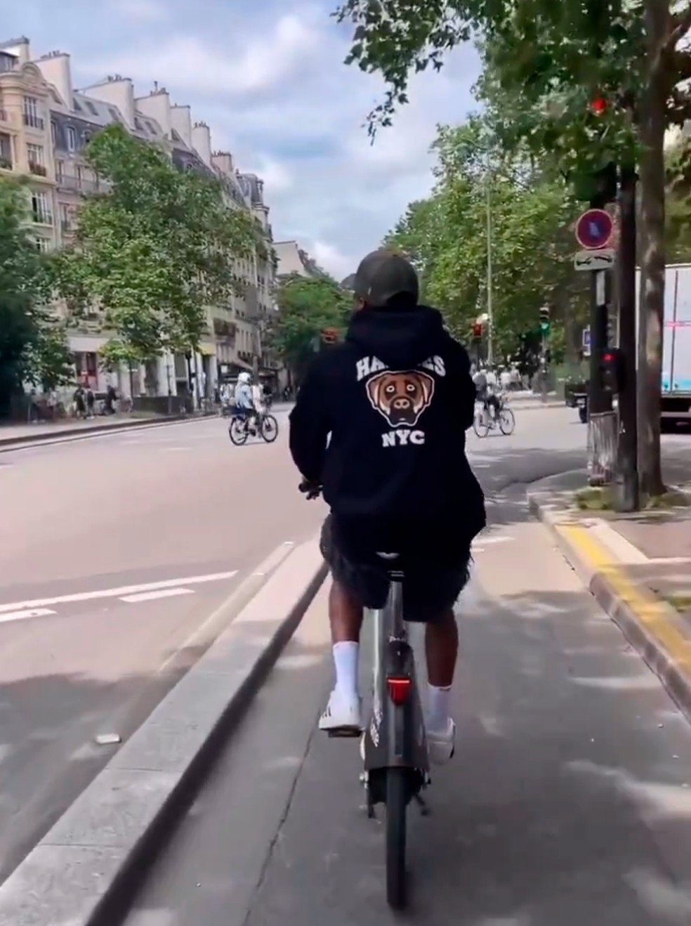 Skatista Tyshawn Jones é agredido em ciclofaixa de Paris — Foto: reprodução