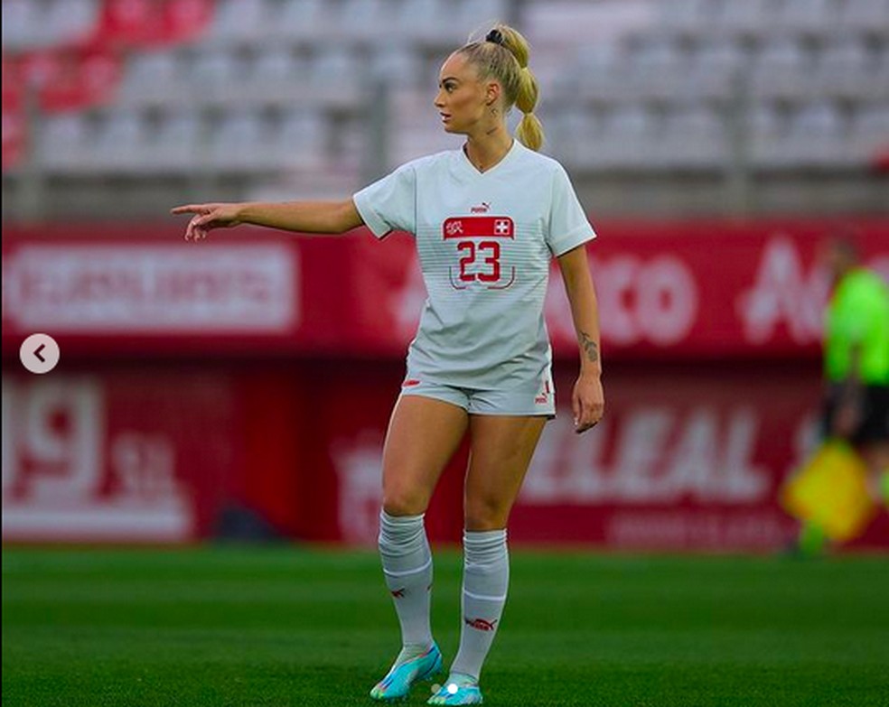 A jogadora de futebol suíça Alisha Lehmann em ação pela seleção de seu país natal — Foto: Instagram