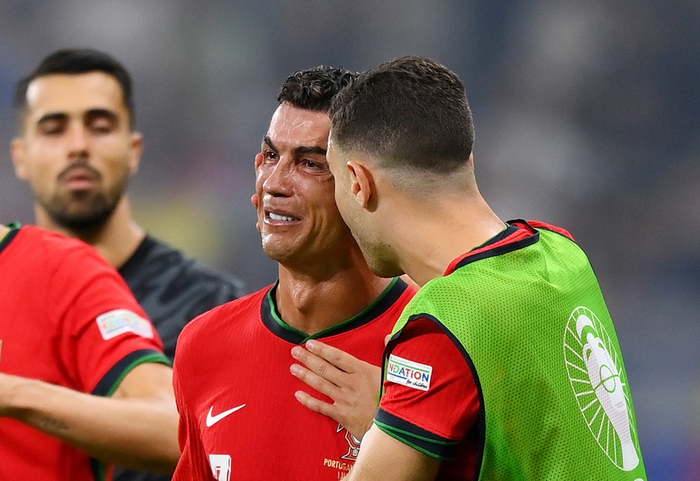 Cristiano Ronaldo chora após perder pênalti na Euro — Foto: getty