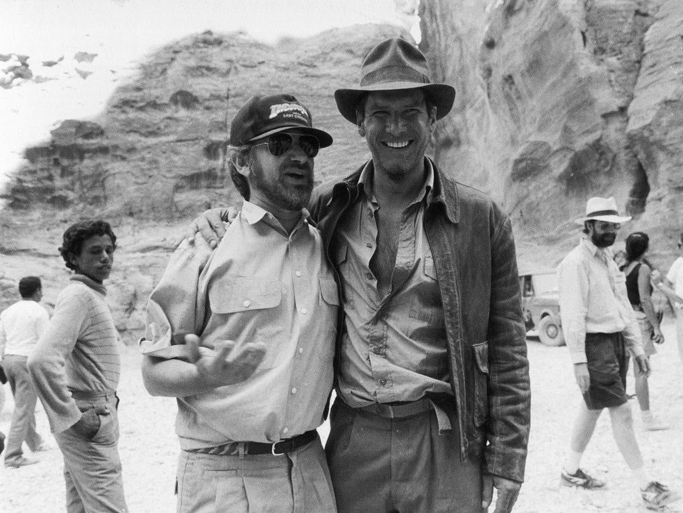 Steven Spielberg e Harrison Ford nos bastidores de 'Indiana Jones e a Última Cruzada' — Foto: Reprodução | IMDb