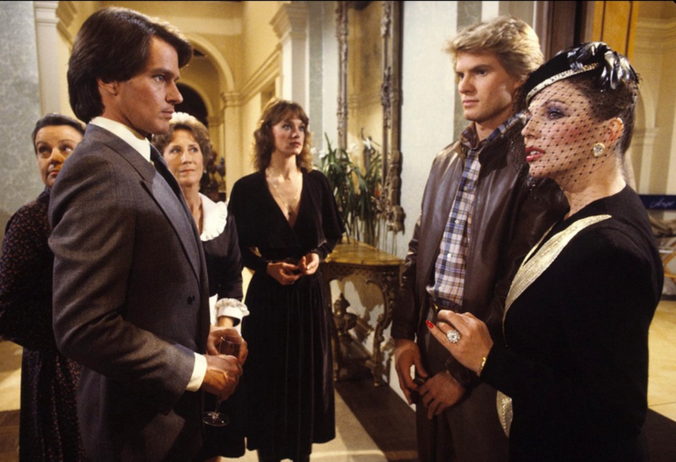 A atriz inglesa Joan Collins em cena da série Destiny — Foto: Reprodução