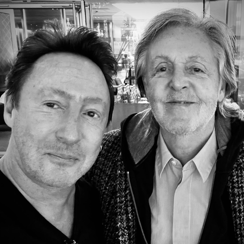 Julian Lennon e Paul McCartney — Foto: Reprodução/Twitter