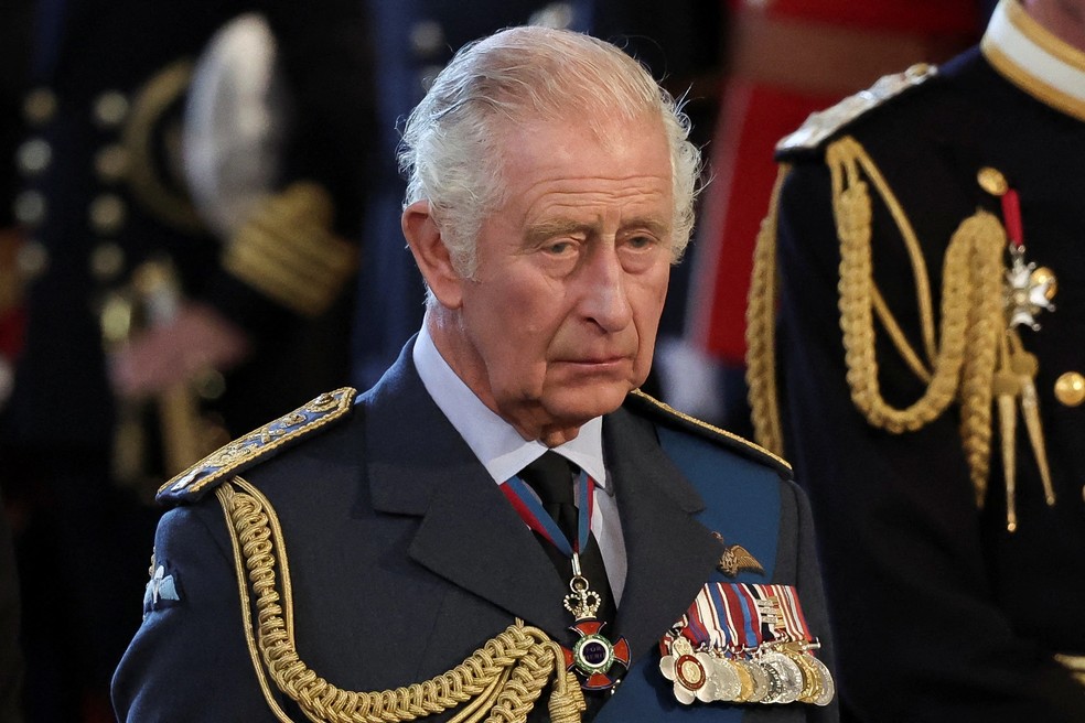 Rei Charles III caminha atrás do caixão durante a procissão cerimonial da rainha Elizabeth II no Westminster Hall em setembro de 2022 — Foto: Getty Images