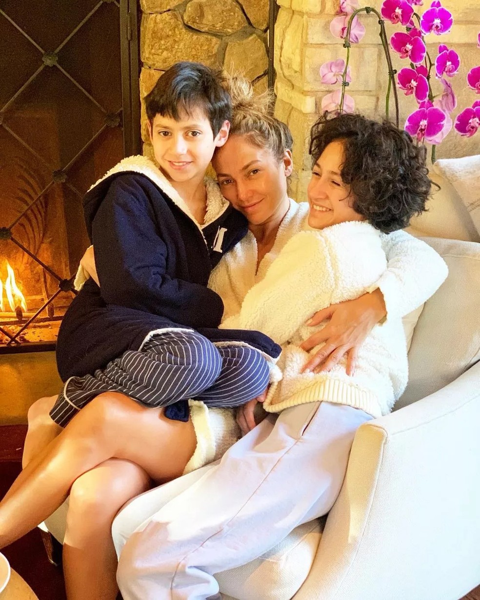 Jennifer Lopez com os filhos, Max e Emme — Foto: Instagram