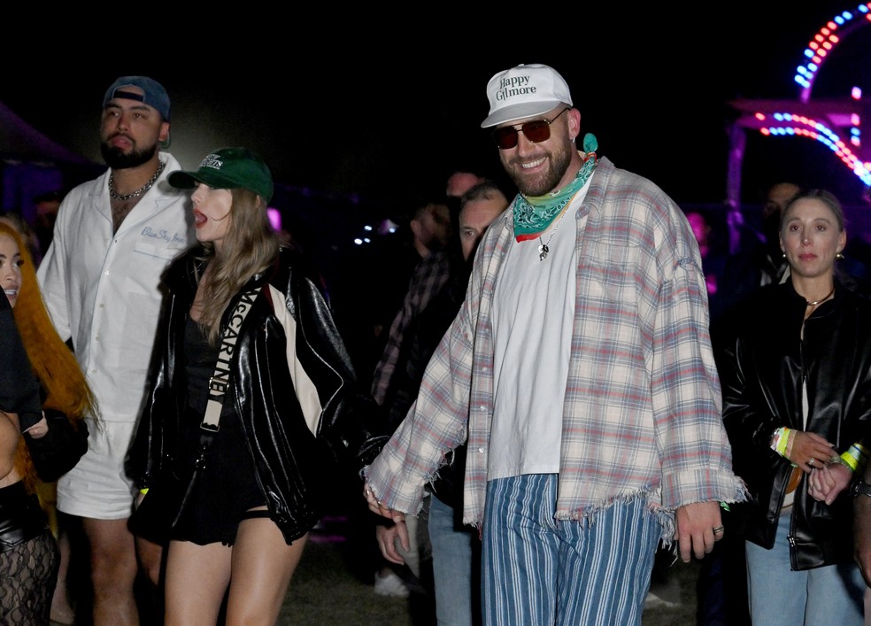 Travis Kelce e Taylor Swift no festival Coachella — Foto: getty