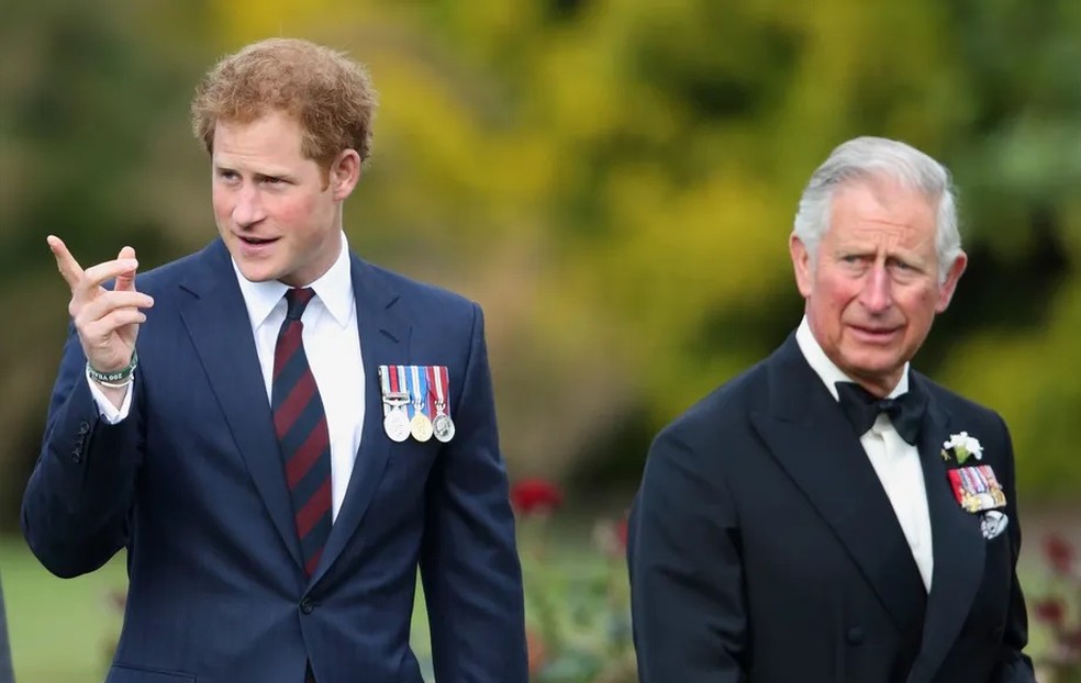 O príncipe Harry com o pai, Charles III — Foto: Getty Images