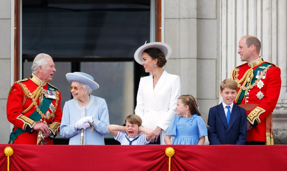 A Princesa Kate Middleton com o marido, os filhos, o sogro e a Rainha Elizabeth II (1926-2022) em junho de 2022 — Foto: Getty Images