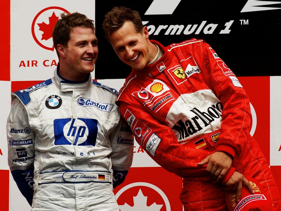 Os irmãos Ralf Schumacher e Michael Schumacher no pódio de corrida no Canadá em 2003 — Foto: Getty Images