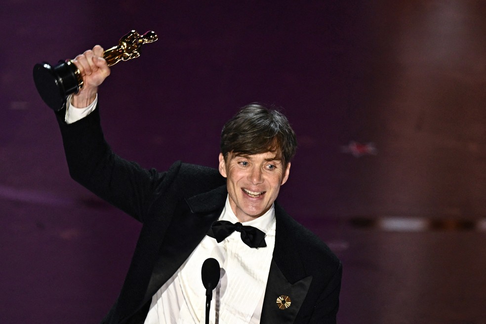 Cillian Murphy recebendo o Oscar de Melhor Ator por 'Oppenheimer' — Foto: PATRICK T. FALLON/AFP via Getty Images