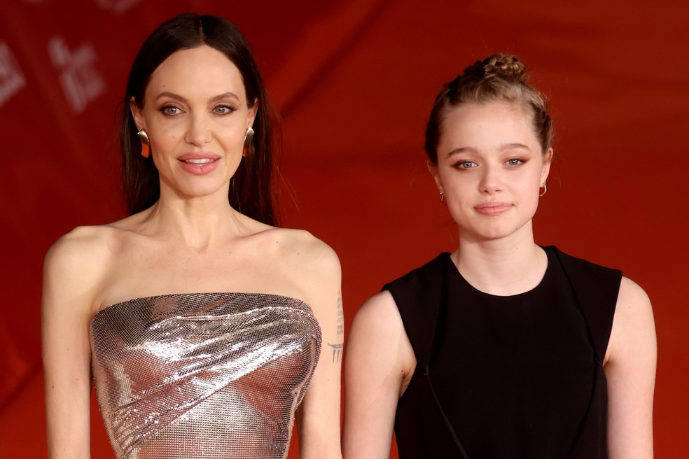 Angelina Jolie com a filha Shiloh — Foto: Getty Images