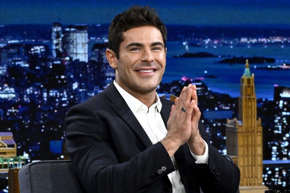 Zac Efron no  'The Tonight Show Starring Jimmy Fallon', em 2022. — Foto: CBS