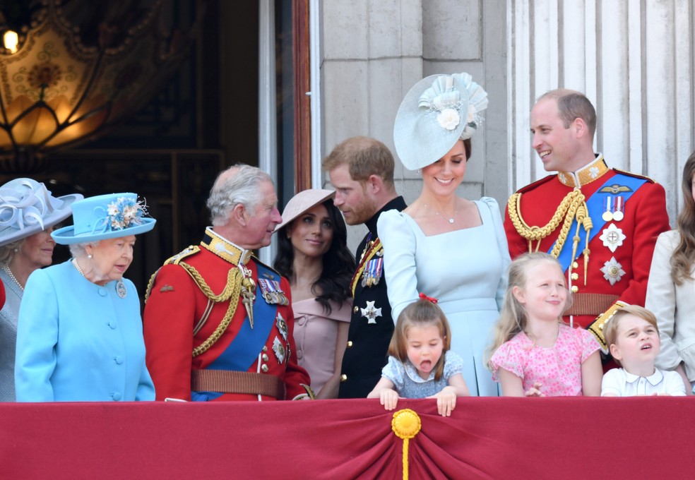 O então Príncipe Charles, hoje Rei Charles III, na companhia da mãe, Rainha Elizabeth II (1926-2022) e dos filhos em evento da realeza em 2018 — Foto: Getty Images