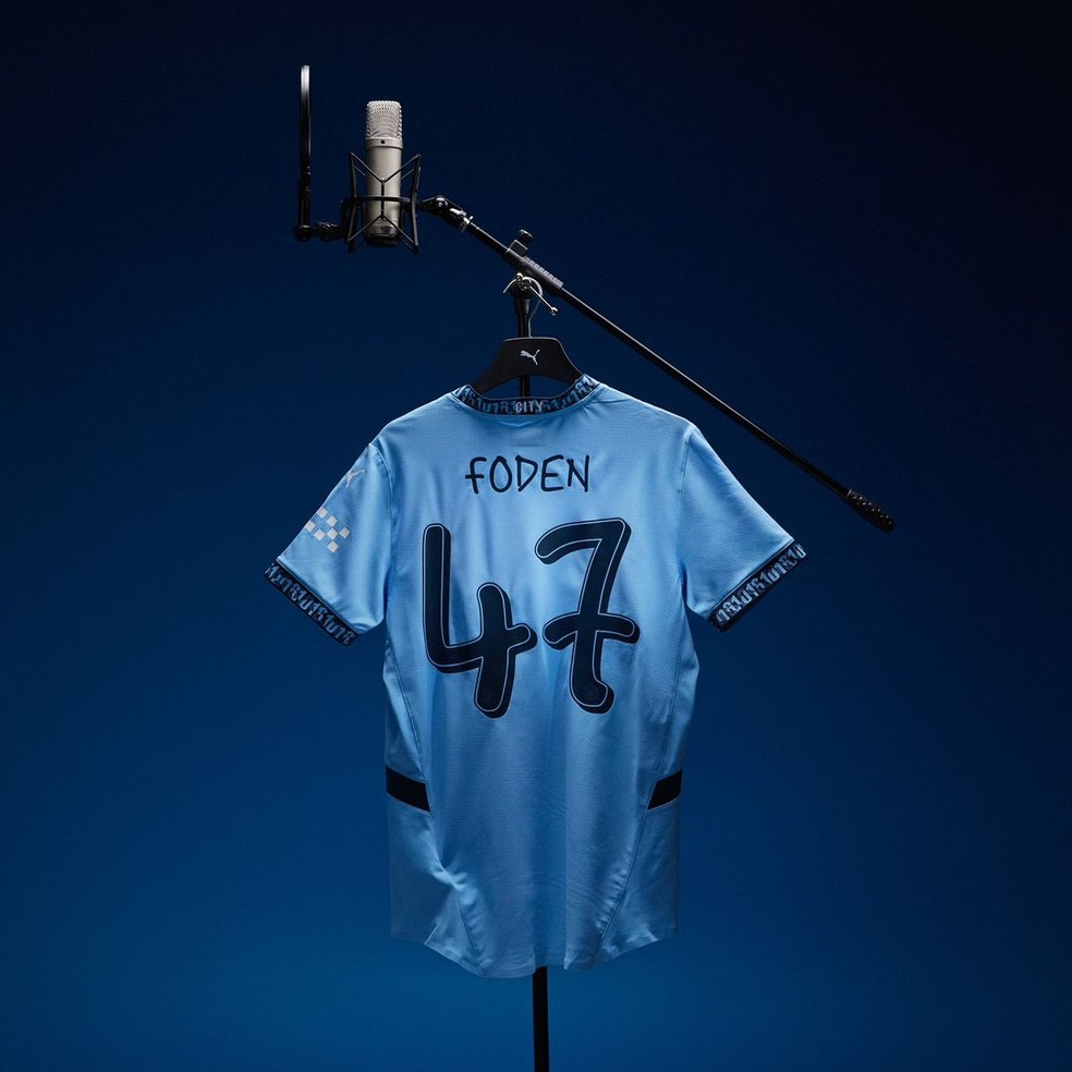 Camisa do Manchester City em colaboração com Noel Gallagher — Foto: Reprodução/Instagram