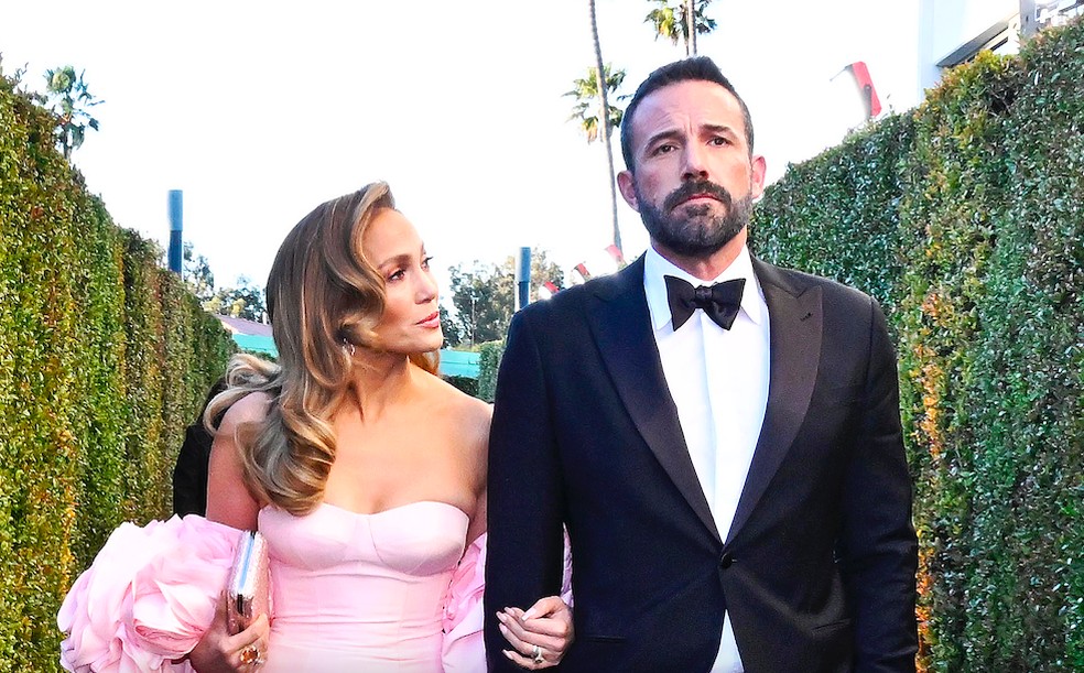 Jennifer Lopez e Ben Affleck chegando ao Globo de Ouro 2023 — Foto: Getty Images