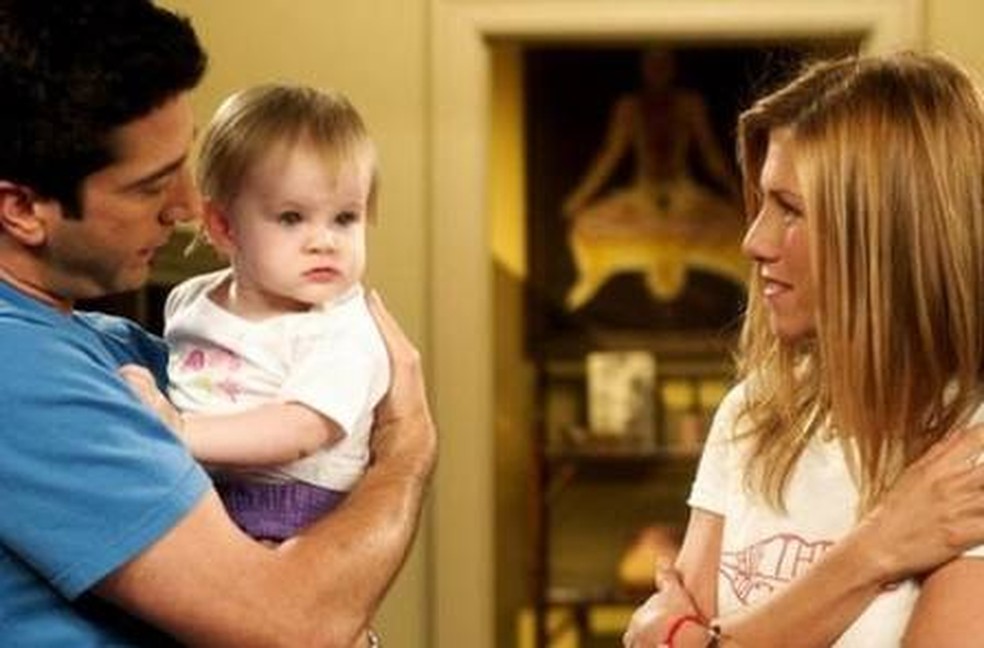 Noelle ou Cali Sheldon com Jennifer Aniston e David Schwimmer em cena de 'Friends' — Foto: Reprodução