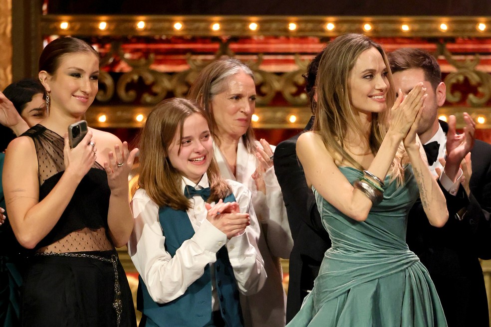 Angelina Jolie e a filha celebram prêmio de Melhor Musical de 'The Outsiders' no Tony 2024 — Foto: Getty