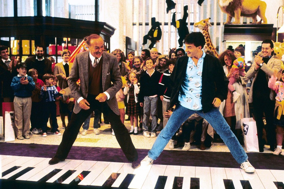 Tom Hanks e Robert Loggia em 'Quero Ser Grande' (1988) — Foto: Reprodução