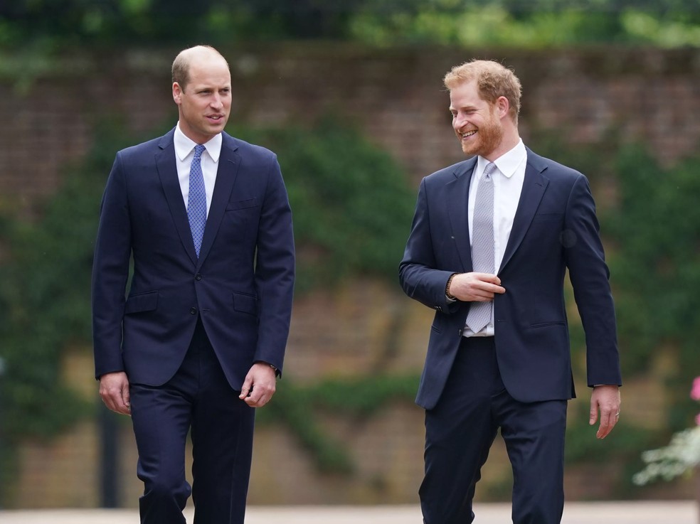 Os príncipes Harry e William nos jardins do Palácio de Kensington antes da inauguração da estátua da Princesa Diana (1961-1997) — Foto: Getty Images