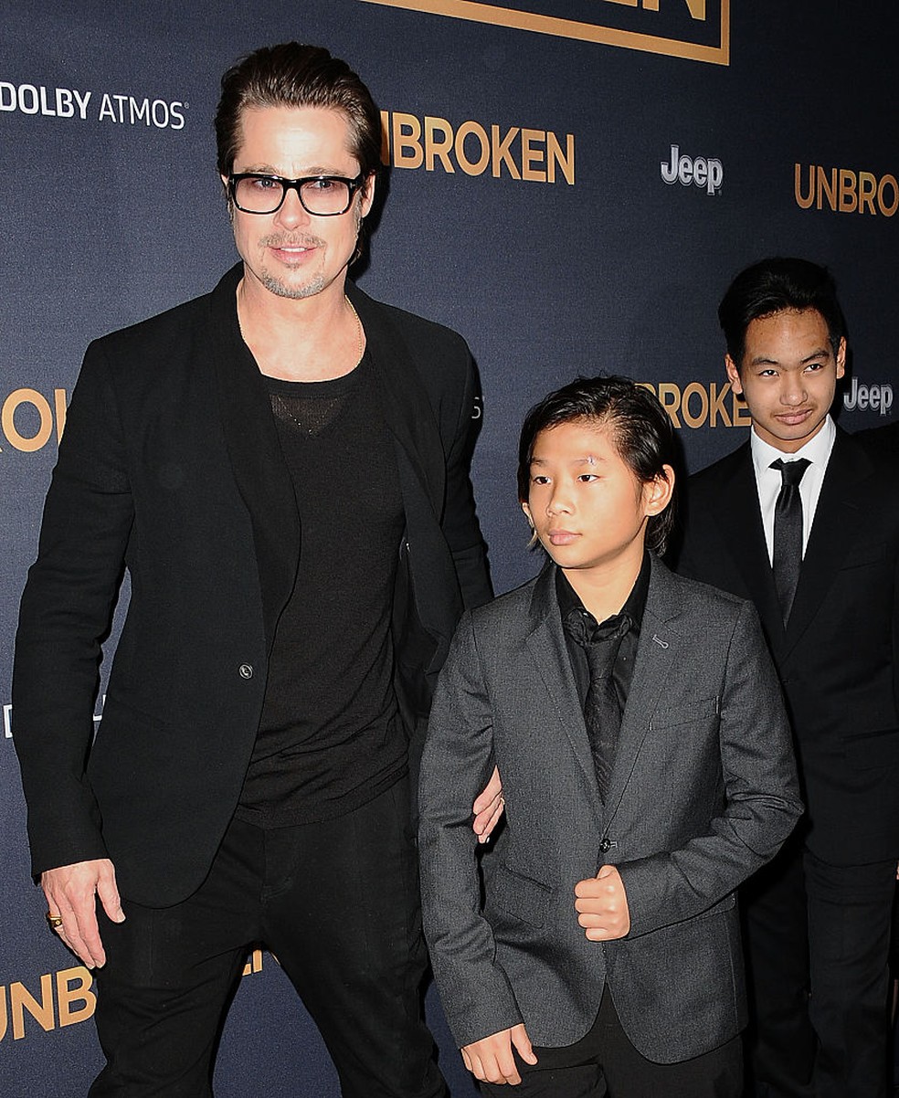 O ator Brad Pitt com os filhos Pax e Maddox em 2014 — Foto: Getty Images