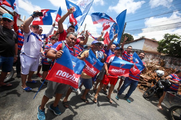 Torcida do Fortaleza na despedida do elenco que viajou para a final no Uruguai