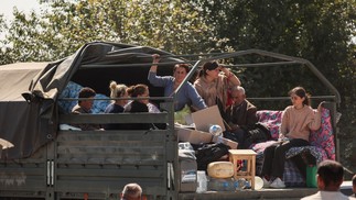 Refugiados vindos de Nagorno-Karabakh aguardam em centro da Cruz Vermelha no território armênio — Foto: Photo by Alain JOCARD / AFP