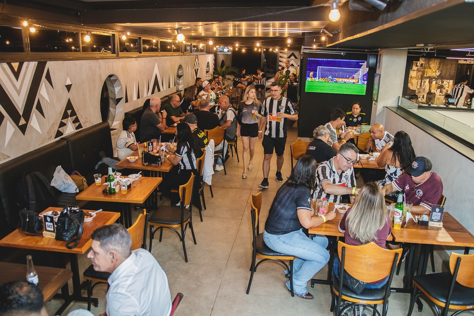 Ator Daniel de Oliveira abre bar temático de futebol em Belo Horizonte — Foto: Divulgação