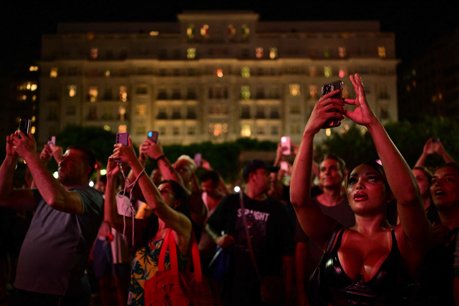 Fãs da cantora Madonna aproveitam seu primeiro ensaio no palco da praia de Copacabana, no Rio de Janeiro — Foto: Pablo PORCIUNCULA / AFP