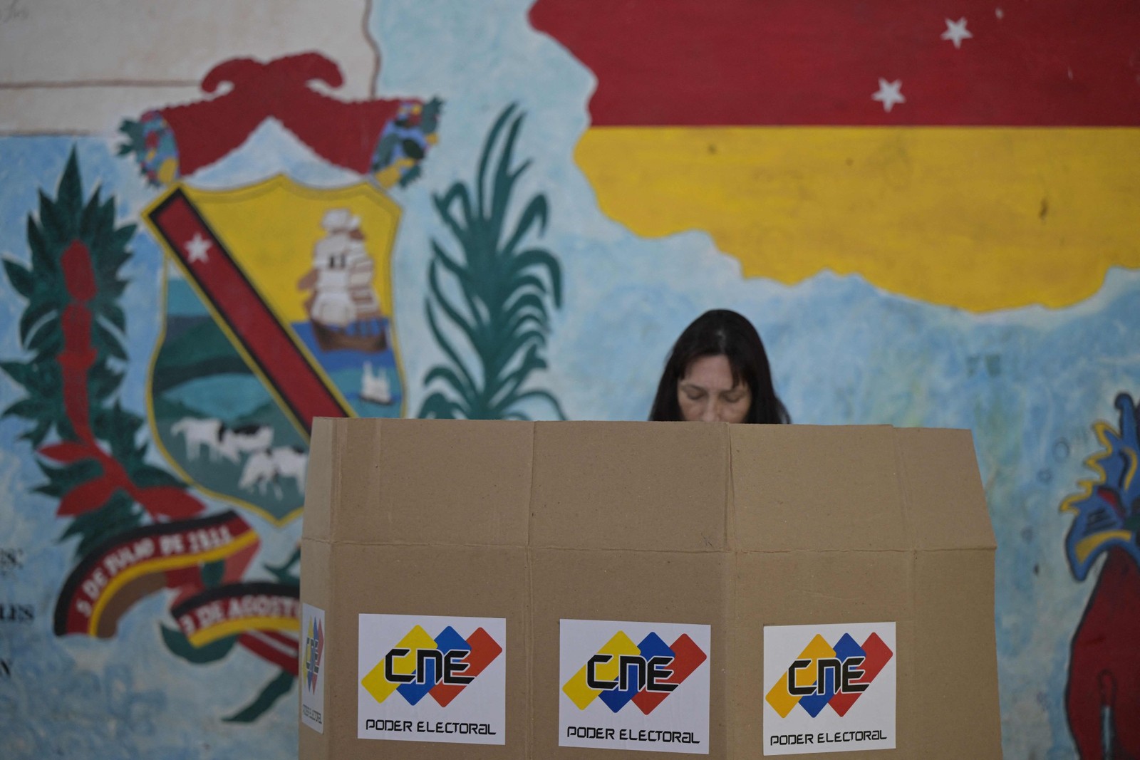 Uma mulher vota durante a eleição presidencial venezuelana, em Caracas, em 28 de julho de 2024. — Foto: Yuri CORTEZ / AFP