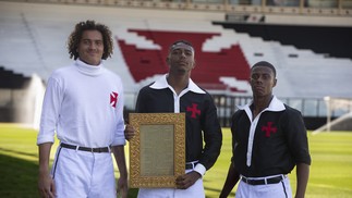 Jogadores do sub-20 com réplicas dos uniformes dos Camisas Negras e com a Resposta Histórica — Foto: Alexandre Cassiano