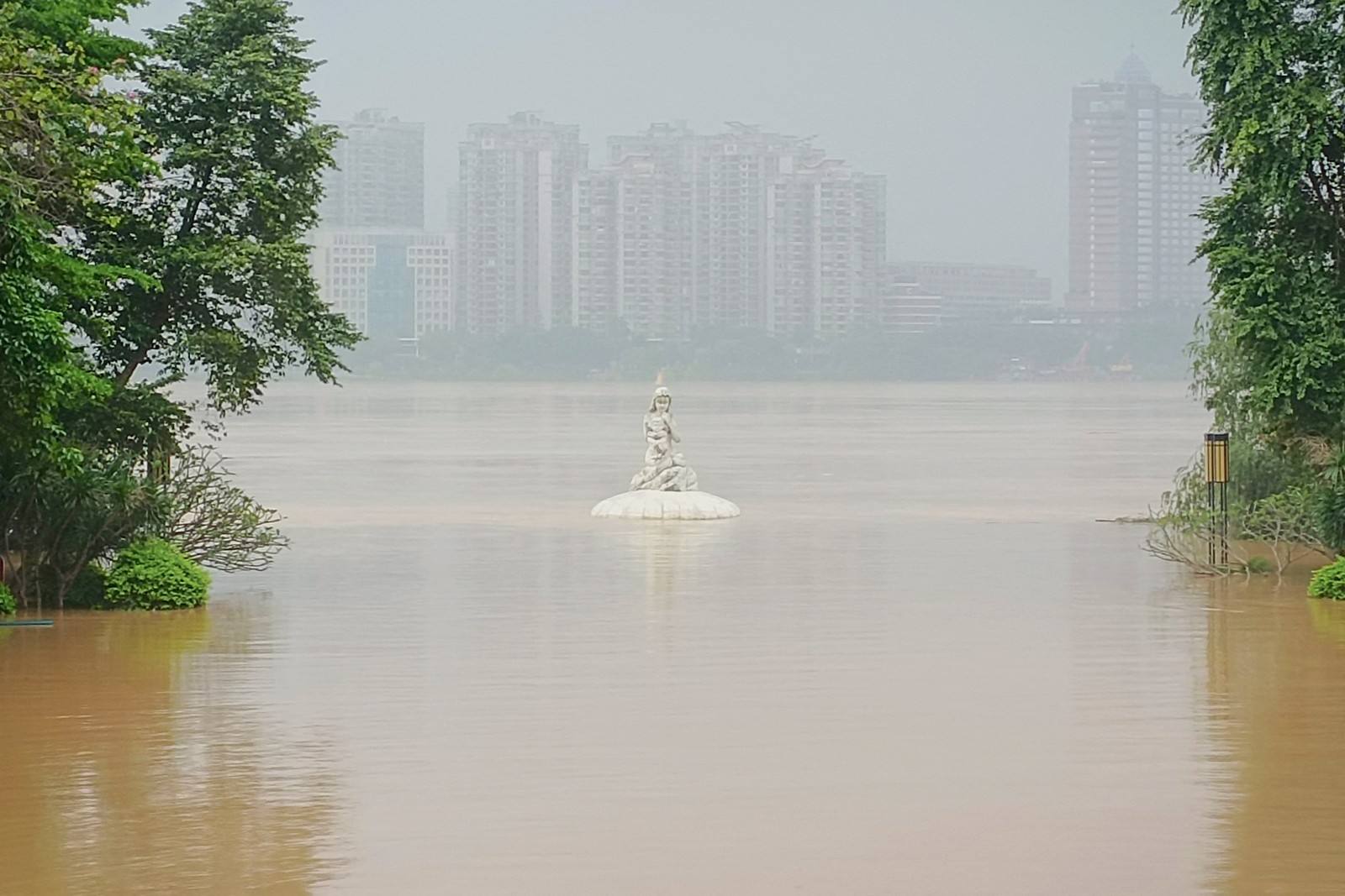 Inundações na China — Foto: STR/AFP