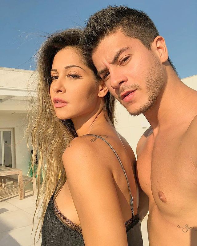 Entre idas e vindas, Maíra Cardi e Arthur Aguiar se relacionaram por cinco anos, e durante esse tempo, ele teria a traído diversas vezes. O ex-"BBB" assumiu o erro — Foto: Reprodução/Instagram