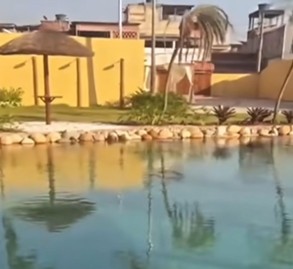 Imóvel de luxo com lago artificial, peixes, piscina e coqueiros é encontrado pela PM em Parada de Lucas no Complexo de Israel — Foto: Reprodução/redes sociais