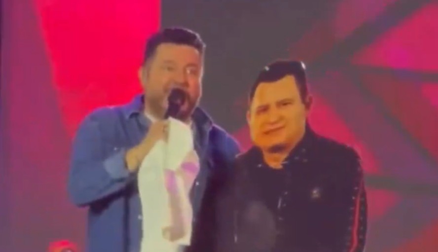 Bruno & Marrone de papelão: totem foi colocado no palco em que Bruno se apresentava sozinho