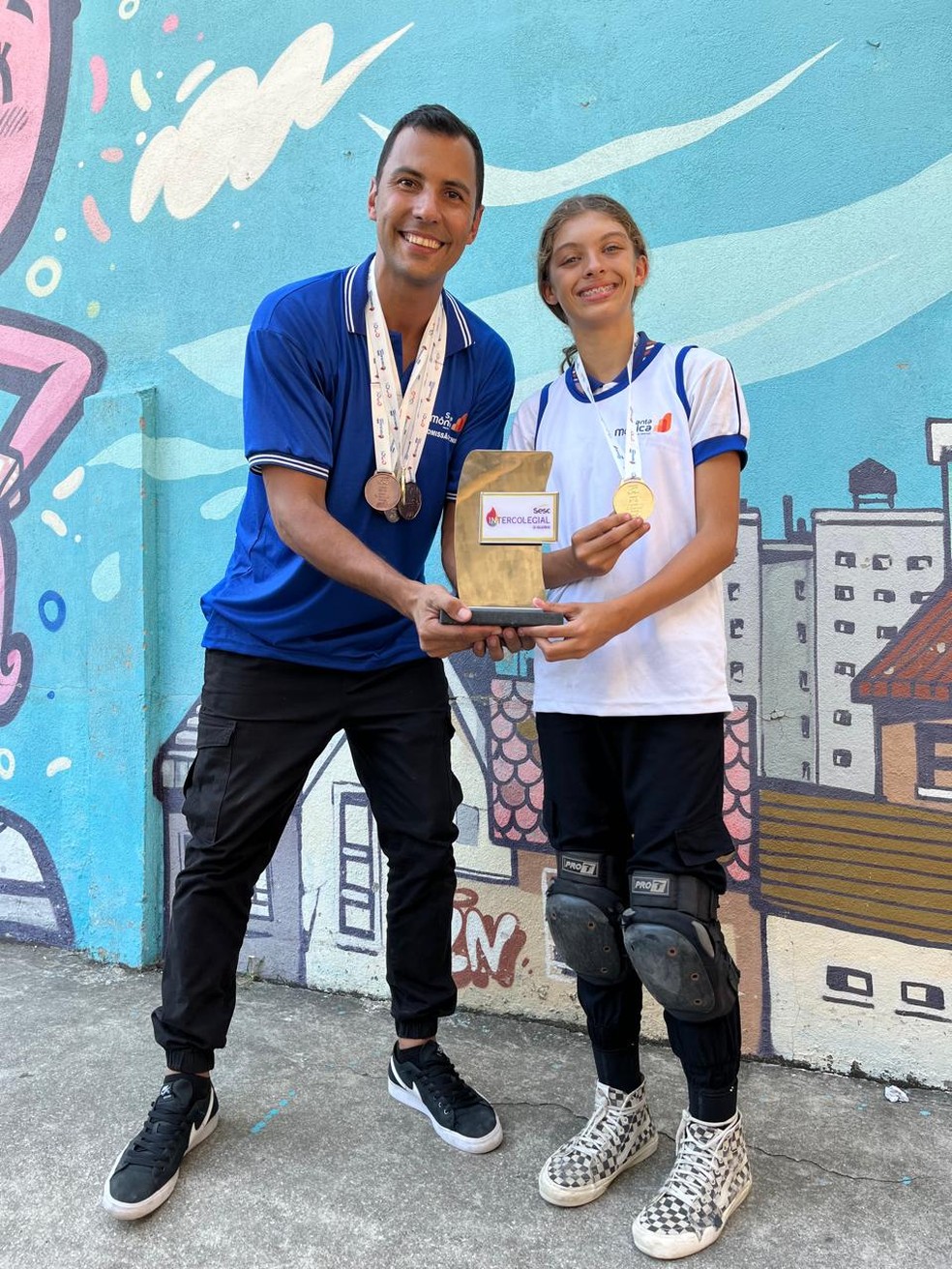 Clécio Martins, técnico, e Eduarda Ribeiro, campeã em 2023 no sub-18 — Foto: Reprodução