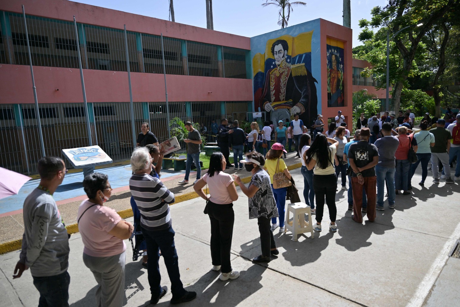 Pessoas fazem fila em uma seção eleitoral em Caracas durante a eleição presidencial venezuelana em 28 de julho de 2024. — Foto: Juan BARRETO / AFP