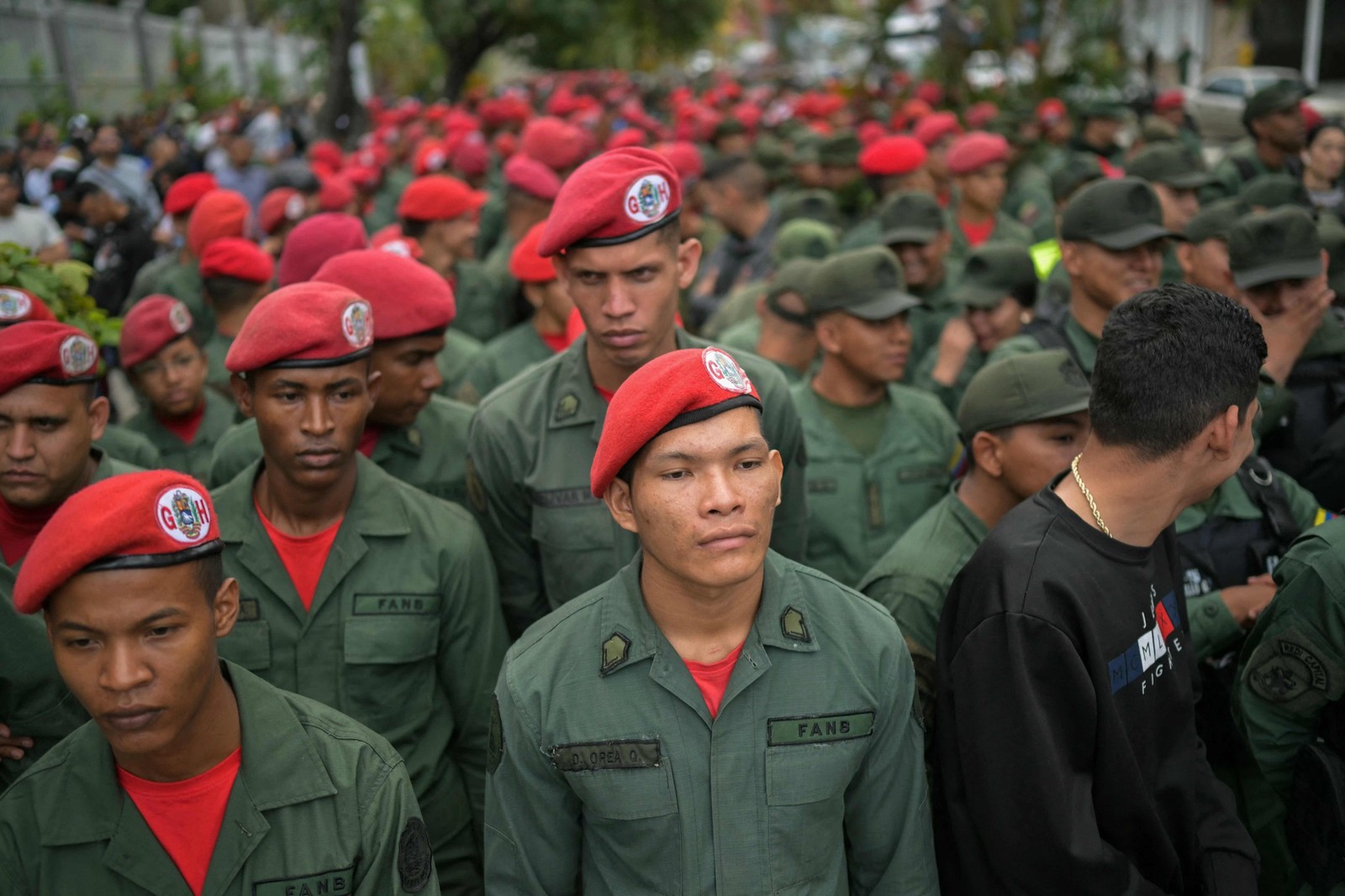 Membros da Força Armada Nacional Bolivariana (FANB) fazem fila em uma seção eleitoral durante a eleição presidencial venezuelana — Foto: Yuri CORTEZ / AFP