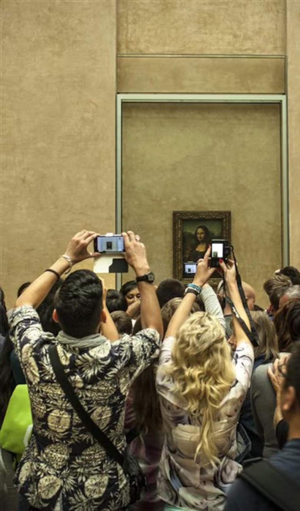 Turistas tentam ver a Mona Lisa — Foto: NYT