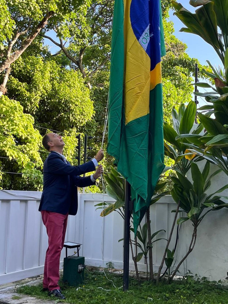 Bandeira brasileira é hasteada em embaixada da Argentina na Venezuela