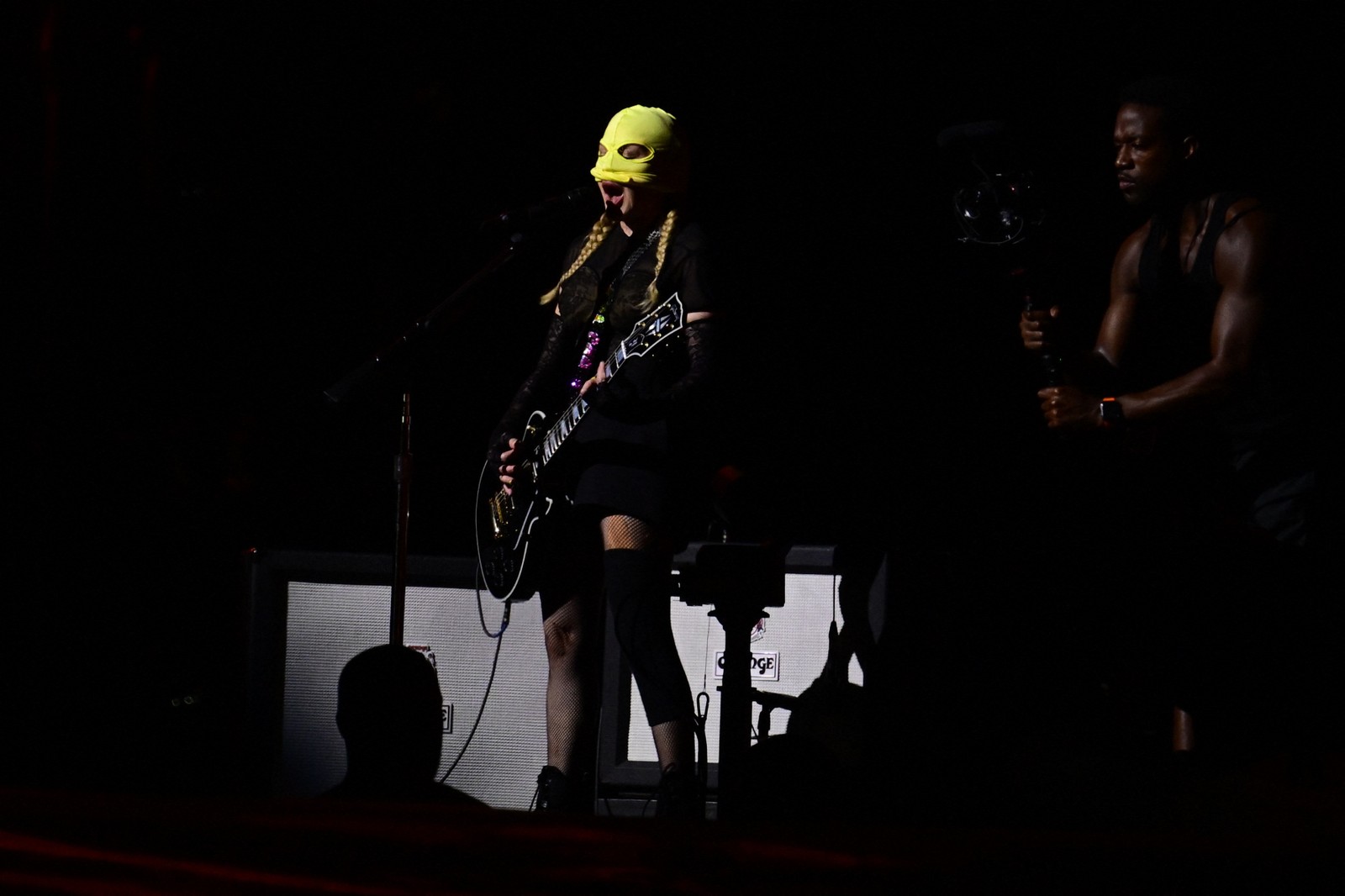 Madonna ensaia no palco na praia de Copacabana, no Rio de Janeiro. A cantora entoou alguns sucessos como "Nothing Really Matters", "Live to tell", "La isla bonita". — Foto:  Pablo PORCIUNCULA/AFP